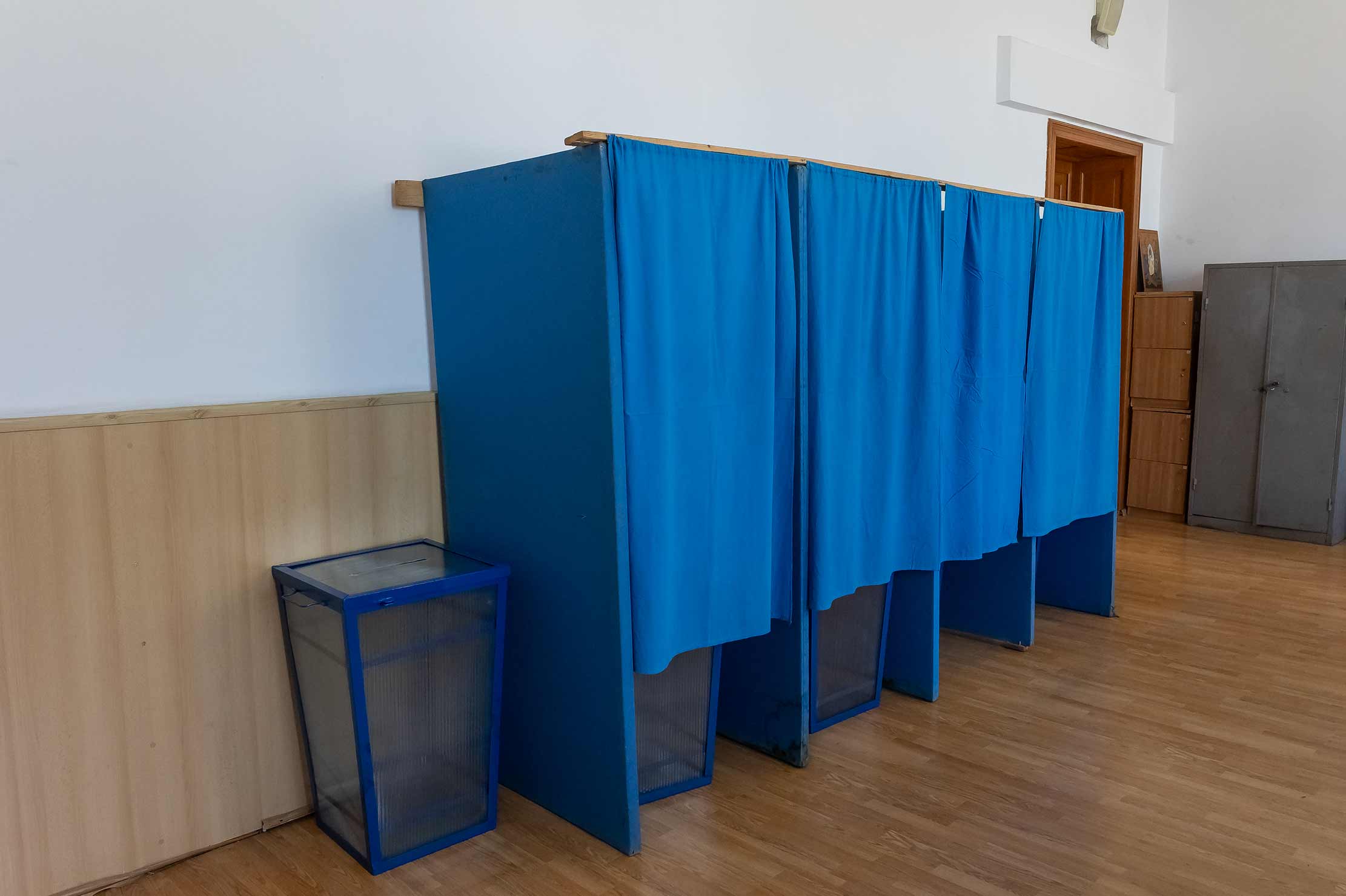 Se modifică sediile a 23 de secții de votare