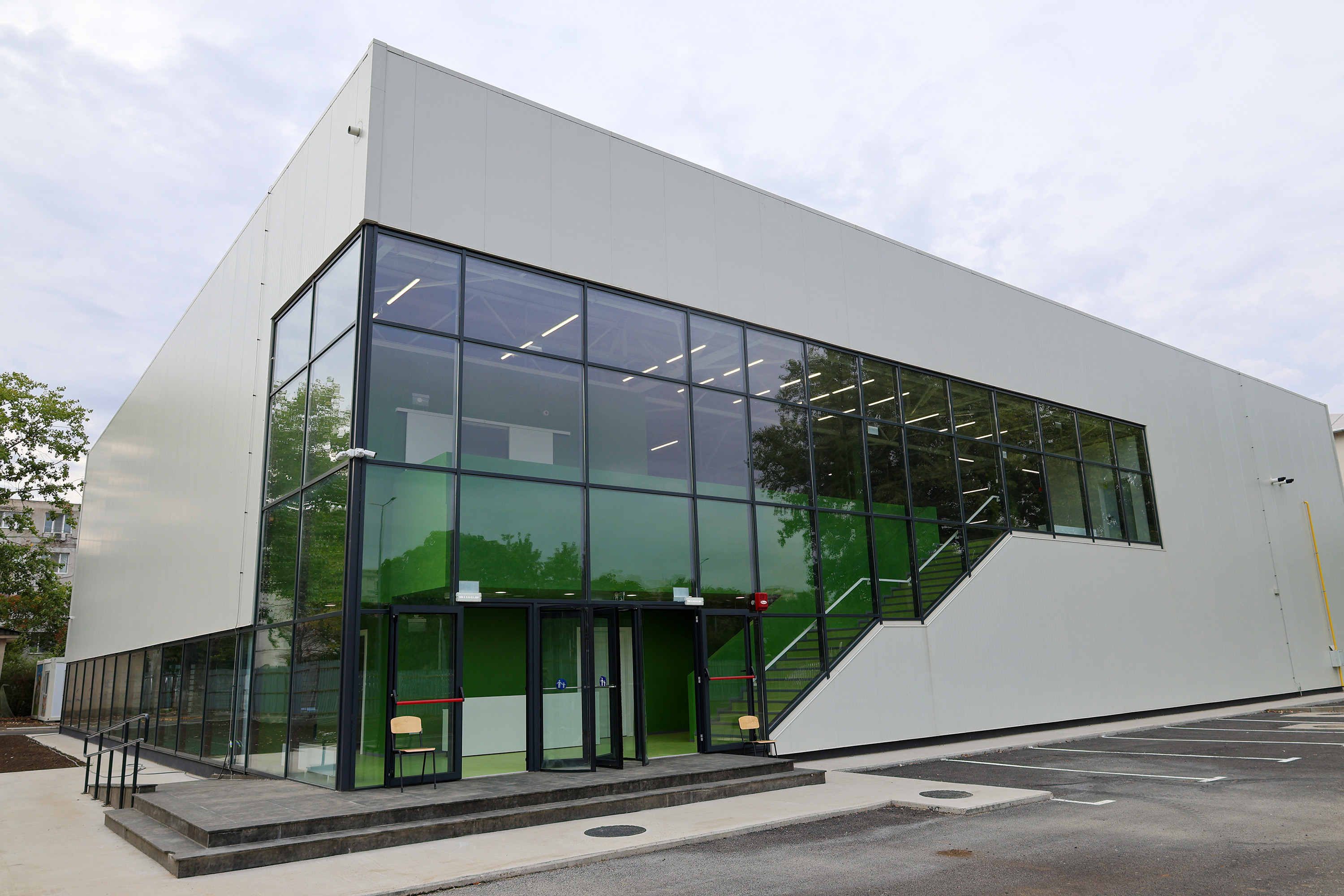 Șapte săli de sport moderne la școlile din Galați